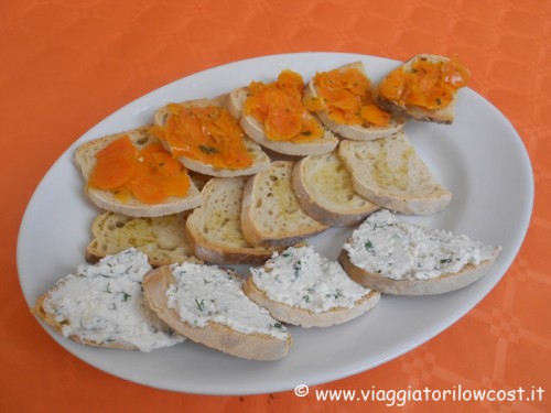 Bruschette con carote e timo e ricotta con erbe spontanee