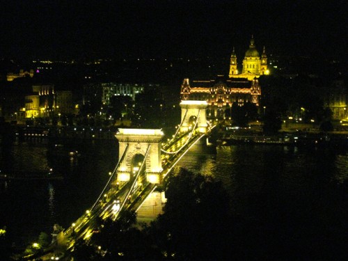 Vista sul Ponte delle Catene e sulla Basilica di Santo Stefano a Budapest