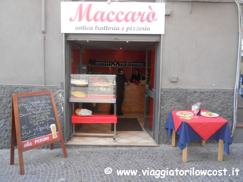 Pizza a Napoli: Pizzeria Maccarò nel Centro Storico