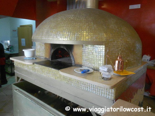 Pizza a Napoli: Pizzeria Maccarò nel Centro Storico