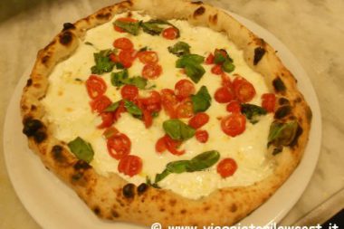 Pizzeria Gaetano Genovesi a Napoli mangiare pizza napoletana
