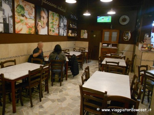 Sala Pizzeria Carmnella Napoli Centro vicino stazione