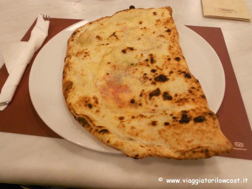 Pizzeria Carmnella a Napoli Centro mangiare pizza napoletana