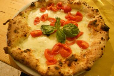 Pizzeria La Famiglia mangiare pizza napoletana buona