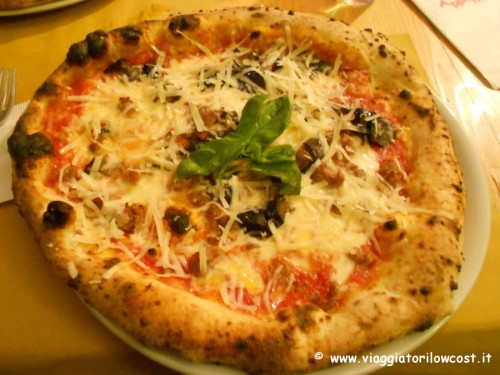 Pizzeria La Famiglia mangiare pizza napoletana buona