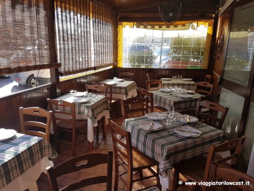 Sala esterna della Trattoria da Rita a Pozzuoli