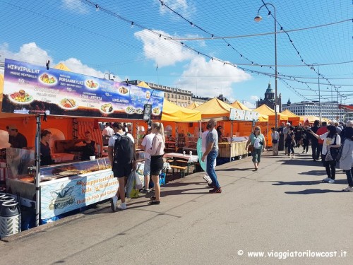 fare shopping a Helsinki mercato di Kauppatori