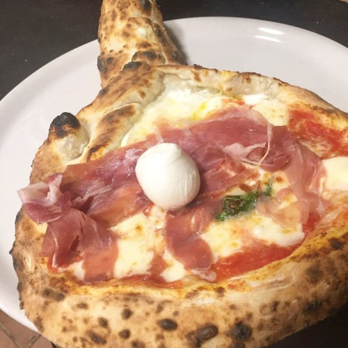 Pizza Racchetta di Gaetano Genovesi Pizzeria Napoli