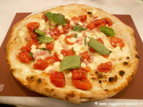 Mangiare alla Pizzeria Carmnella a Napoli vera pizza napoletana